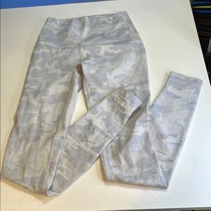 LULULEMON RIBBED WAIST HIGH RISE PANT WHITE AND FAINT BLUE CANO SIZE 4